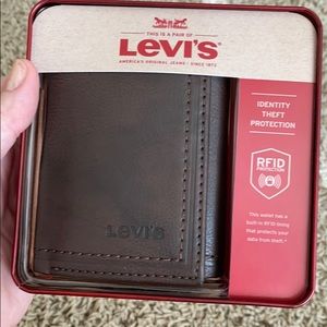 New in box Levi’s wallet